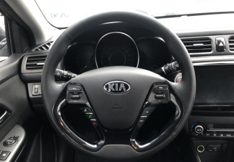 Подержанный автомобиль Kia Rio Sedan 2015 года (13 фото)