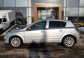 Подержанный автомобиль Opel Astra Hatchback 2007 года (8 фото)