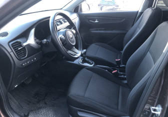 Подержанный автомобиль Kia Rio Hatchback 2021 года (9 фото)