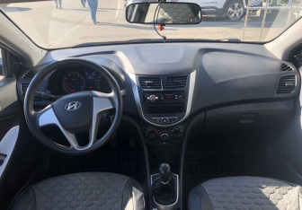 Подержанный автомобиль Hyundai Solaris Sedan 2011 года (10 фото)