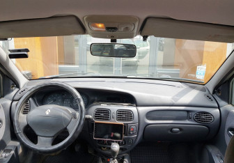 Подержанный автомобиль Renault Megane Wagon 2003 года (10 фото)