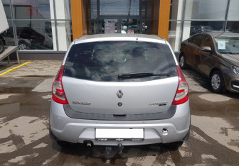 Подержанный автомобиль Renault Sandero 2013 года (6 фото)
