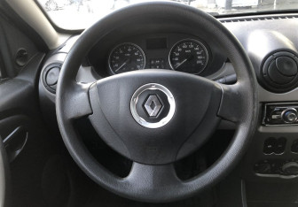 Подержанный автомобиль Renault Sandero 2011 года (12 фото)