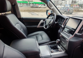 Подержанный автомобиль Toyota Land Cruiser Suv 2016 года (13 фото)