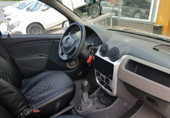 Подержанный автомобиль Renault Sandero 2013 года (9 фото)