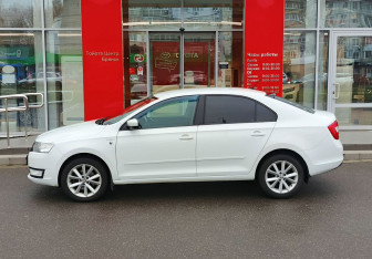 Подержанный автомобиль Skoda Rapid Liftback 2015 года (8 фото)