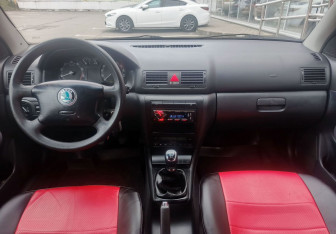 Подержанный автомобиль Skoda Octavia Liftback 2006 года (15 фото)