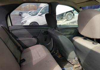 Подержанный автомобиль Renault Logan Sedan 2014 года (10 фото)