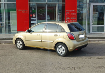 Подержанный автомобиль Kia Rio Hatchback 2011 года (7 фото)