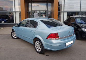 Подержанный автомобиль Opel Astra Sedan 2009 года (7 фото)