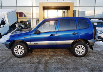 Подержанный автомобиль Chevrolet Niva 2006 года (8 фото)