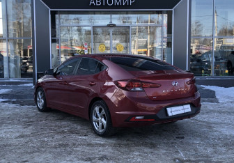 Подержанный автомобиль Hyundai Elantra Sedan 2018 года (7 фото)