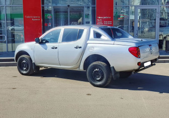 Подержанный автомобиль Mitsubishi L200 2011 года (7 фото)