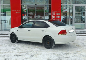 Подержанный автомобиль Volkswagen Polo Sedan 2011 года (7 фото)