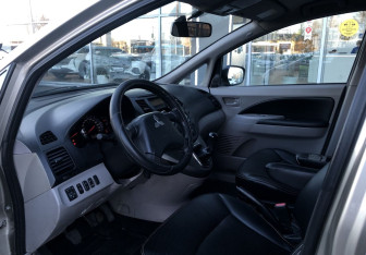 Подержанный автомобиль Mitsubishi Grandis 2006 года (9 фото)