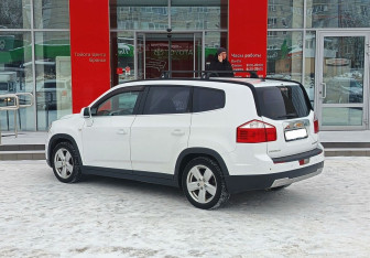 Подержанный автомобиль Chevrolet Orlando 2012 года (7 фото)
