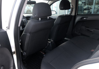 Подержанный автомобиль Opel Astra Hatchback 2008 года (11 фото)