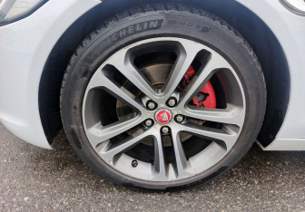 Подержанный автомобиль Jaguar XE 2016 года (10 фото)