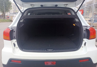 Подержанный автомобиль Mitsubishi ASX 2011 года (12 фото)