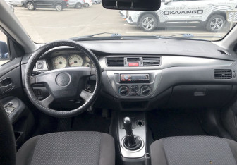 Подержанный автомобиль Mitsubishi Lancer Sedan 2005 года (10 фото)