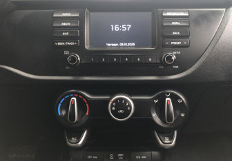 Подержанный автомобиль Kia Rio Hatchback 2017 года (14 фото)