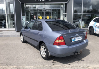 Подержанный автомобиль Toyota Corolla Sedan 2003 года (7 фото)