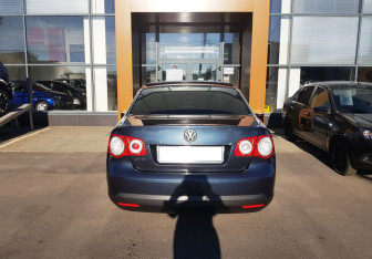 Подержанный автомобиль Volkswagen Jetta Sedan 2010 года (6 фото)