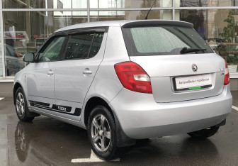 Подержанный автомобиль Skoda Fabia Hatchback 2011 года (7 фото)