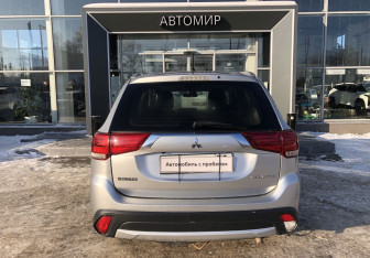 Подержанный автомобиль Mitsubishi Outlander 2015 года (6 фото)
