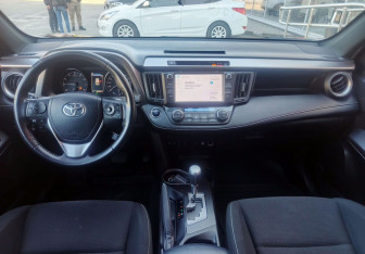 Подержанный автомобиль Toyota RAV4 2019 года (15 фото)