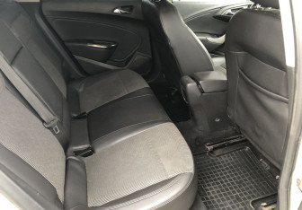 Подержанный автомобиль Opel Astra Hatchback 2010 года (11 фото)