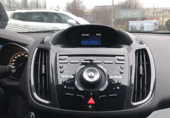 Подержанный автомобиль Ford Kuga 2014 года (14 фото)