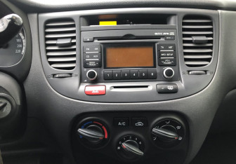 Подержанный автомобиль Kia Rio Hatchback 2009 года (14 фото)