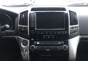 Подержанный автомобиль Toyota Land Cruiser Suv 2013 года (16 фото)