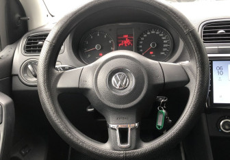 Подержанный автомобиль Volkswagen Polo Sedan 2012 года (12 фото)