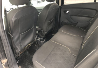 Подержанный автомобиль Renault Sandero 2018 года (10 фото)