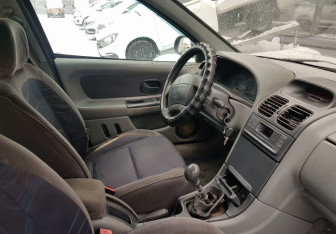 Подержанный автомобиль Renault Laguna Liftback 2000 года (9 фото)