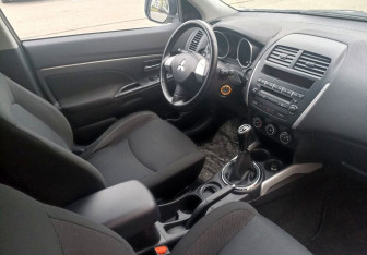 Подержанный автомобиль Mitsubishi ASX 2011 года (16 фото)