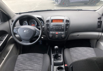 Подержанный автомобиль Kia Ceed Hatchback 2007 года (10 фото)