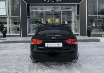 Подержанный автомобиль Kia Cerato Sedan 2011 года (6 фото)