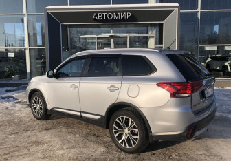Подержанный автомобиль Mitsubishi Outlander 2015 года (7 фото)