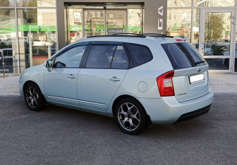 Подержанный автомобиль Kia Carens 2007 года (7 фото)