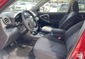 Подержанный автомобиль Toyota RAV4 2010 года (9 фото)