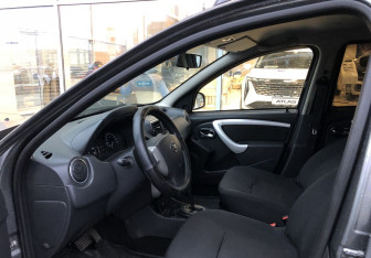 Подержанный автомобиль Nissan Terrano 2014 года (10 фото)