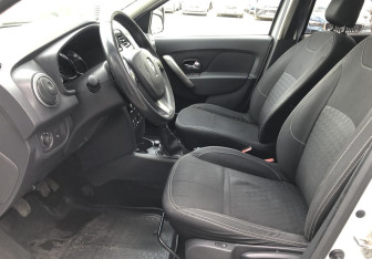 Подержанный автомобиль Renault Sandero 2014 года (9 фото)
