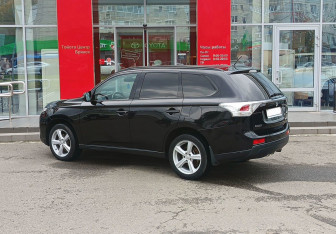 Подержанный автомобиль Mitsubishi Outlander 2013 года (7 фото)