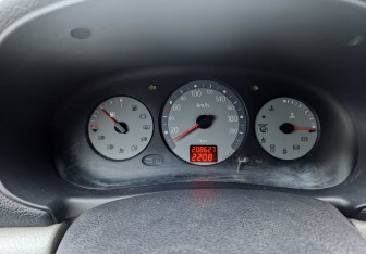 Подержанный автомобиль Renault Symbol 2005 года (13 фото)