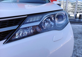 Подержанный автомобиль Toyota RAV4 2013 года (9 фото)