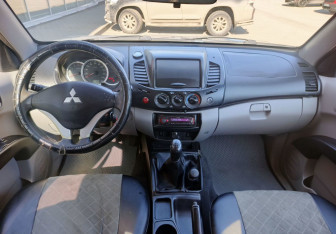 Подержанный автомобиль Mitsubishi L200 2011 года (14 фото)