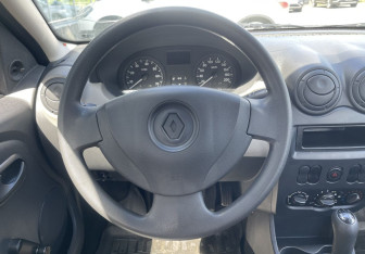 Подержанный автомобиль Renault Sandero 2013 года (12 фото)